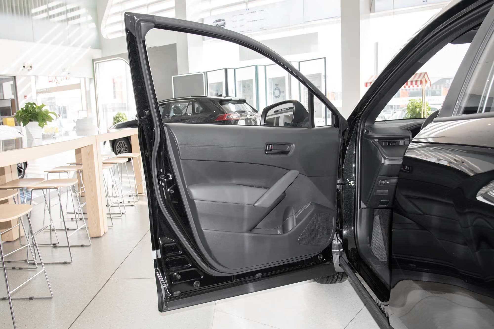 Vehicle View 14